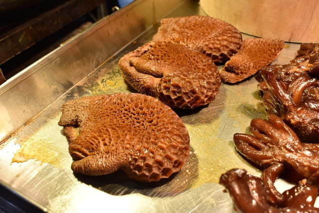 饒河夜市美食推薦。牛哥 撒旦牛滷味。每日滷程不超過6小時,牛筋、牛肚、牛腱,簡單的牛三寶入味就能擄獲人心