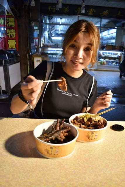 饒河夜市美食推薦。牛哥 撒旦牛滷味。每日滷程不超過6小時,牛筋、牛肚、牛腱,簡單的牛三寶入味就能擄獲人心