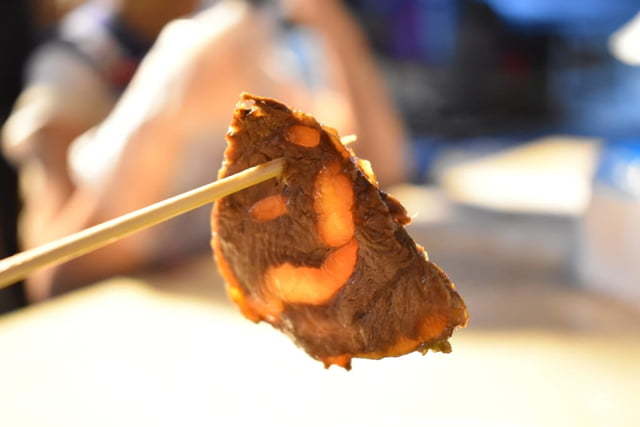 饒河夜市美食推薦。牛哥 撒旦牛滷味。每日滷程不超過6小時,牛筋、牛肚、牛腱,簡單的牛三寶入味就能擄獲人心