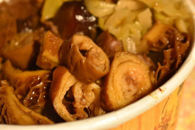 饒河夜市美食推薦。牛哥 撒旦牛滷味。每日滷程不超過6小時,牛筋、牛肚、牛腱,簡單的牛三寶入味就能擄獲人心