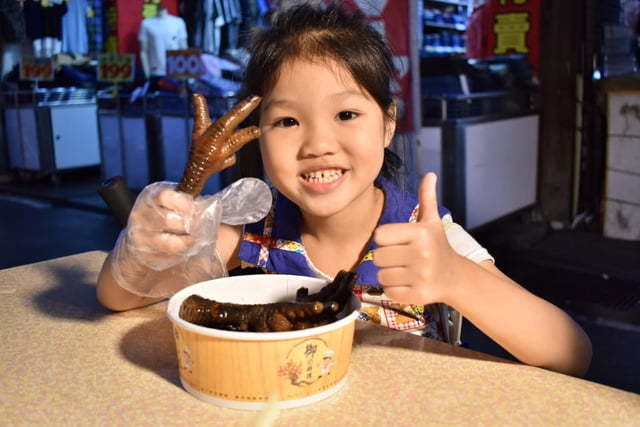 饒河夜市美食推薦。牛哥 撒旦牛滷味。每日滷程不超過6小時,牛筋、牛肚、牛腱,簡單的牛三寶入味就能擄獲人心