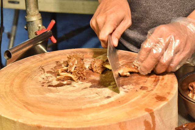 饒河夜市美食推薦。牛哥 撒旦牛滷味。每日滷程不超過6小時,牛筋、牛肚、牛腱,簡單的牛三寶入味就能擄獲人心