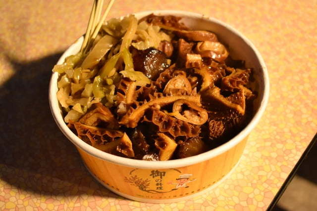 饒河夜市美食推薦。牛哥 撒旦牛滷味。每日滷程不超過6小時,牛筋、牛肚、牛腱,簡單的牛三寶入味就能擄獲人心