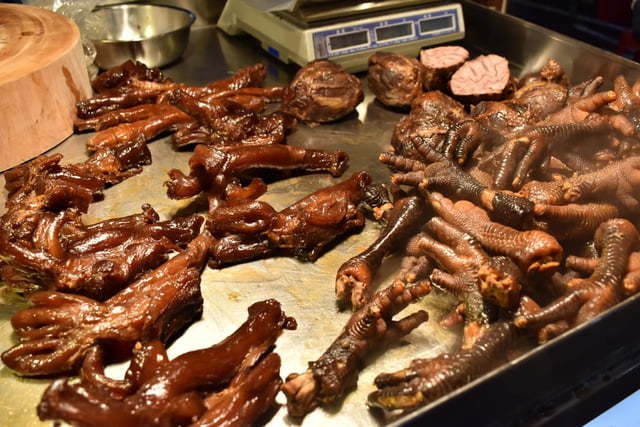 饒河夜市美食推薦。牛哥 撒旦牛滷味。每日滷程不超過6小時,牛筋、牛肚、牛腱,簡單的牛三寶入味就能擄獲人心