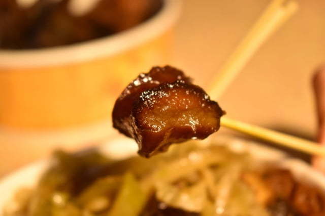 饒河夜市美食推薦。牛哥 撒旦牛滷味。每日滷程不超過6小時,牛筋、牛肚、牛腱,簡單的牛三寶入味就能擄獲人心