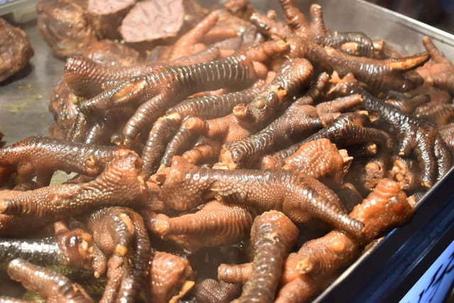 饒河夜市美食推薦。牛哥 撒旦牛滷味。每日滷程不超過6小時,牛筋、牛肚、牛腱,簡單的牛三寶入味就能擄獲人心