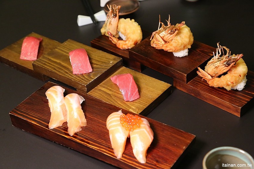 嘉義美食|由Zendo深度空間設計打造~保留老屋原始樣貌融入嘉義在地元素的日系工業風壽司店!『侍悟丸迴轉壽司』嘉義最大平價有質感的手握溫醋飯迴轉壽司! - 台南好Food遊