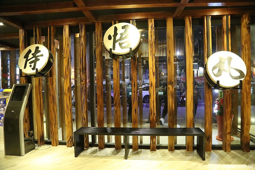 嘉義美食|由Zendo深度空間設計打造~保留老屋原始樣貌融入嘉義在地元素的日系工業風壽司店!『侍悟丸迴轉壽司』嘉義最大平價有質感的手握溫醋飯迴轉壽司! - 台南好Food遊