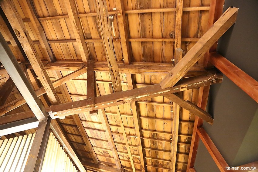 嘉義美食|由Zendo深度空間設計打造~保留老屋原始樣貌融入嘉義在地元素的日系工業風壽司店!『侍悟丸迴轉壽司』嘉義最大平價有質感的手握溫醋飯迴轉壽司! - 台南好Food遊