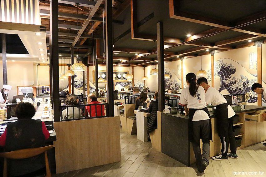 嘉義美食|由Zendo深度空間設計打造~保留老屋原始樣貌融入嘉義在地元素的日系工業風壽司店!『侍悟丸迴轉壽司』嘉義最大平價有質感的手握溫醋飯迴轉壽司! - 台南好Food遊