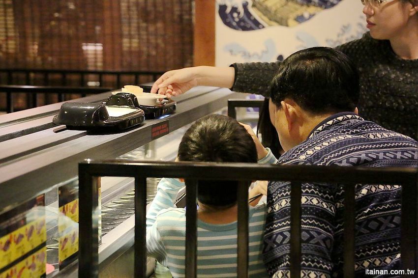 嘉義美食|由Zendo深度空間設計打造~保留老屋原始樣貌融入嘉義在地元素的日系工業風壽司店!『侍悟丸迴轉壽司』嘉義最大平價有質感的手握溫醋飯迴轉壽司! - 台南好Food遊