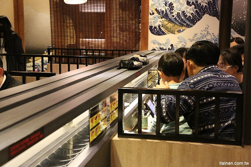 嘉義美食|由Zendo深度空間設計打造~保留老屋原始樣貌融入嘉義在地元素的日系工業風壽司店!『侍悟丸迴轉壽司』嘉義最大平價有質感的手握溫醋飯迴轉壽司! - 台南好Food遊