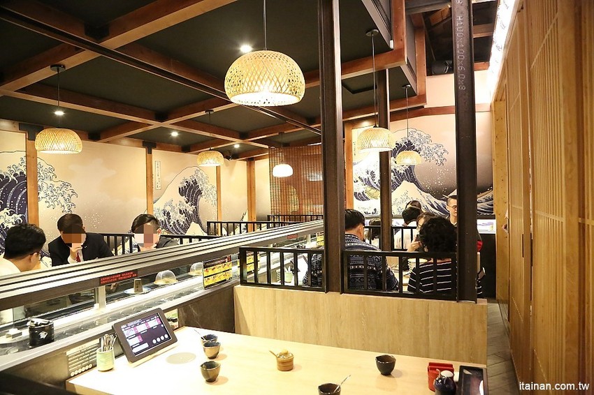 嘉義美食|由Zendo深度空間設計打造~保留老屋原始樣貌融入嘉義在地元素的日系工業風壽司店!『侍悟丸迴轉壽司』嘉義最大平價有質感的手握溫醋飯迴轉壽司! - 台南好Food遊