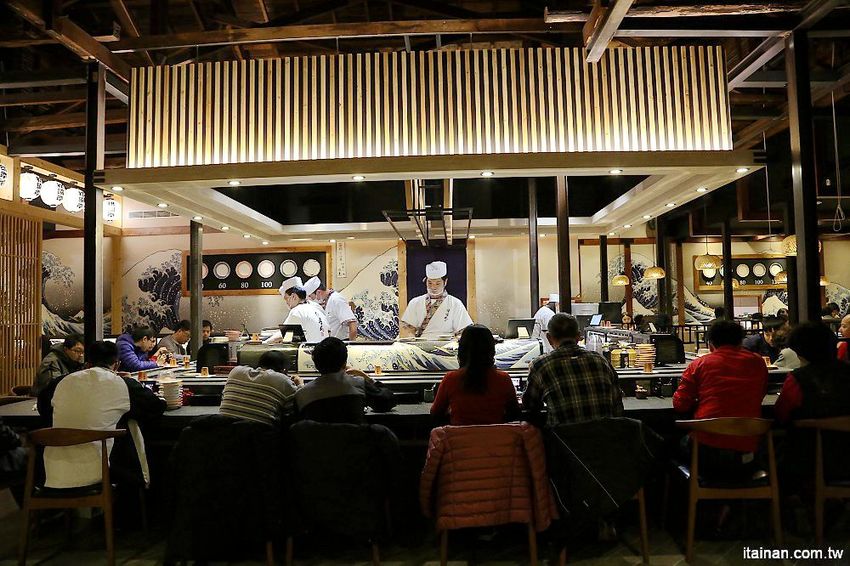 嘉義美食|由Zendo深度空間設計打造~保留老屋原始樣貌融入嘉義在地元素的日系工業風壽司店!『侍悟丸迴轉壽司』嘉義最大平價有質感的手握溫醋飯迴轉壽司! - 台南好Food遊