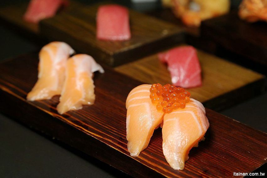 嘉義美食|由Zendo深度空間設計打造~保留老屋原始樣貌融入嘉義在地元素的日系工業風壽司店!『侍悟丸迴轉壽司』嘉義最大平價有質感的手握溫醋飯迴轉壽司! - 台南好Food遊