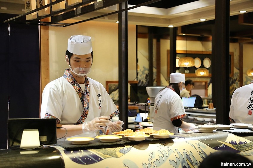 嘉義美食|由Zendo深度空間設計打造~保留老屋原始樣貌融入嘉義在地元素的日系工業風壽司店!『侍悟丸迴轉壽司』嘉義最大平價有質感的手握溫醋飯迴轉壽司! - 台南好Food遊