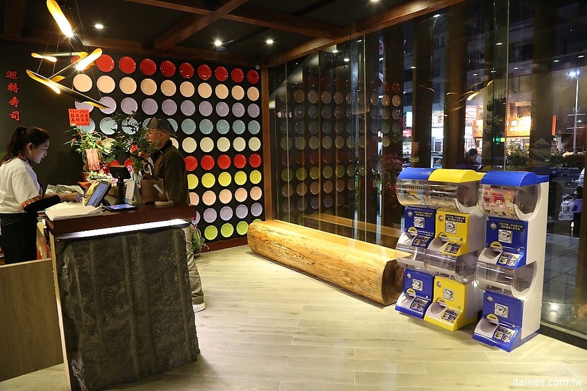 嘉義美食|由Zendo深度空間設計打造~保留老屋原始樣貌融入嘉義在地元素的日系工業風壽司店!『侍悟丸迴轉壽司』嘉義最大平價有質感的手握溫醋飯迴轉壽司! - 台南好Food遊