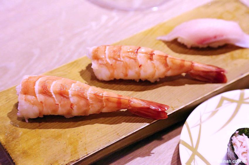 嘉義美食|由Zendo深度空間設計打造~保留老屋原始樣貌融入嘉義在地元素的日系工業風壽司店!『侍悟丸迴轉壽司』嘉義最大平價有質感的手握溫醋飯迴轉壽司! - 台南好Food遊