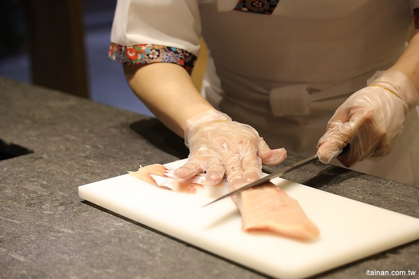 嘉義美食|由Zendo深度空間設計打造~保留老屋原始樣貌融入嘉義在地元素的日系工業風壽司店!『侍悟丸迴轉壽司』嘉義最大平價有質感的手握溫醋飯迴轉壽司! - 台南好Food遊