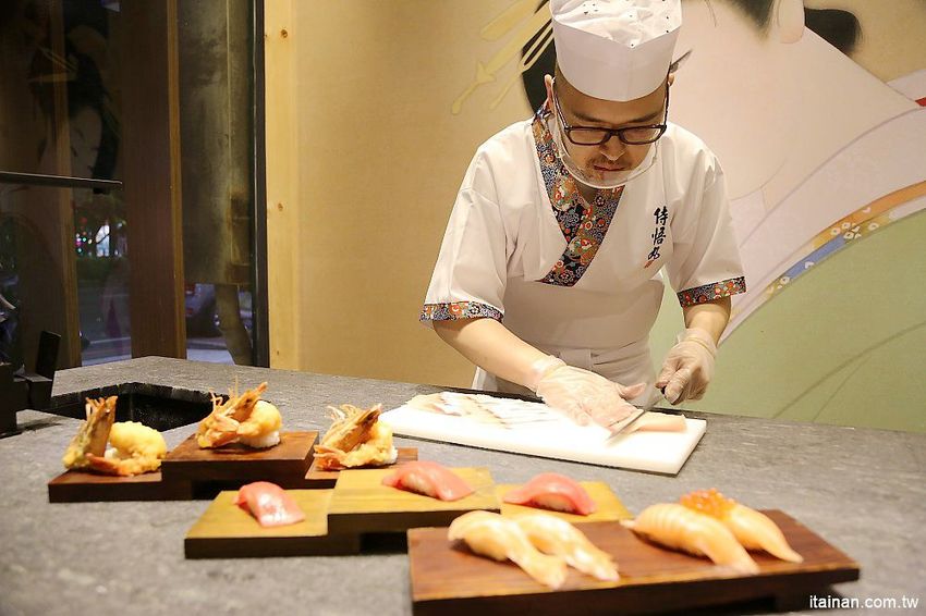 嘉義美食|由Zendo深度空間設計打造~保留老屋原始樣貌融入嘉義在地元素的日系工業風壽司店!『侍悟丸迴轉壽司』嘉義最大平價有質感的手握溫醋飯迴轉壽司! - 台南好Food遊