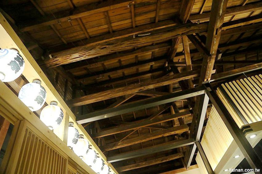 嘉義美食|由Zendo深度空間設計打造~保留老屋原始樣貌融入嘉義在地元素的日系工業風壽司店!『侍悟丸迴轉壽司』嘉義最大平價有質感的手握溫醋飯迴轉壽司! - 台南好Food遊