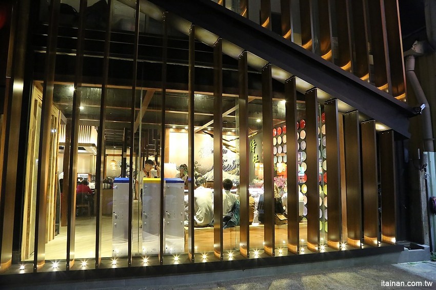 嘉義美食|由Zendo深度空間設計打造~保留老屋原始樣貌融入嘉義在地元素的日系工業風壽司店!『侍悟丸迴轉壽司』嘉義最大平價有質感的手握溫醋飯迴轉壽司! - 台南好Food遊