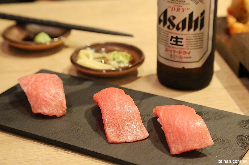 嘉義美食|由Zendo深度空間設計打造~保留老屋原始樣貌融入嘉義在地元素的日系工業風壽司店!『侍悟丸迴轉壽司』嘉義最大平價有質感的手握溫醋飯迴轉壽司! - 台南好Food遊