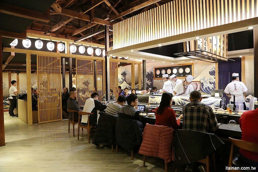 嘉義美食|由Zendo深度空間設計打造~保留老屋原始樣貌融入嘉義在地元素的日系工業風壽司店!『侍悟丸迴轉壽司』嘉義最大平價有質感的手握溫醋飯迴轉壽司! - 台南好Food遊