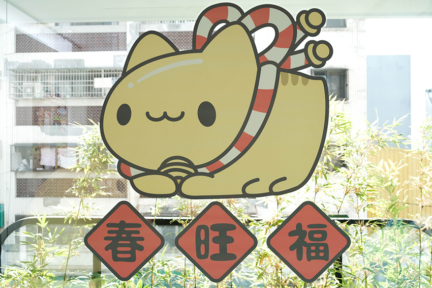 【台中】奶泡貓咖啡|三訪|捕捉草莓季的尾巴,新年快樂吃飽則福 ♡ - 桑分鐘熱度