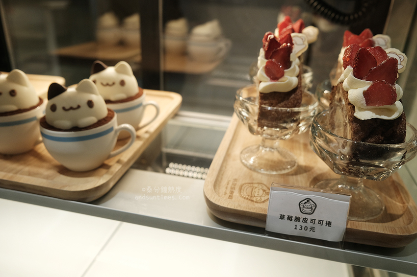 【台中】奶泡貓咖啡|三訪|捕捉草莓季的尾巴,新年快樂吃飽則福 ♡ - 桑分鐘熱度