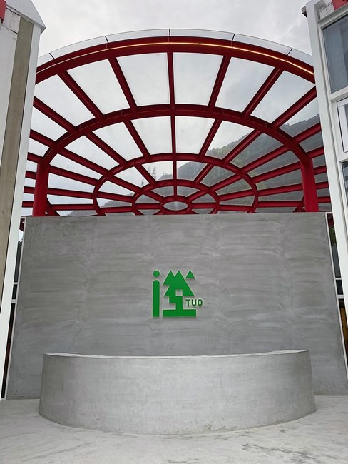 【花蓮遊記】台泥DAKA園區&玻璃屋星巴克┃網美打卡必拍之往來蘇花改時的中途休憩站┃ - / 郭郭的花東走跳生活 /