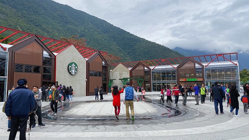 【花蓮遊記】台泥DAKA園區&玻璃屋星巴克┃網美打卡必拍之往來蘇花改時的中途休憩站┃ - / 郭郭的花東走跳生活 /