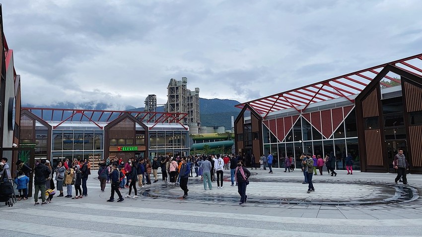 【花蓮遊記】台泥DAKA園區&玻璃屋星巴克┃網美打卡必拍之往來蘇花改時的中途休憩站┃ - / 郭郭的花東走跳生活 /