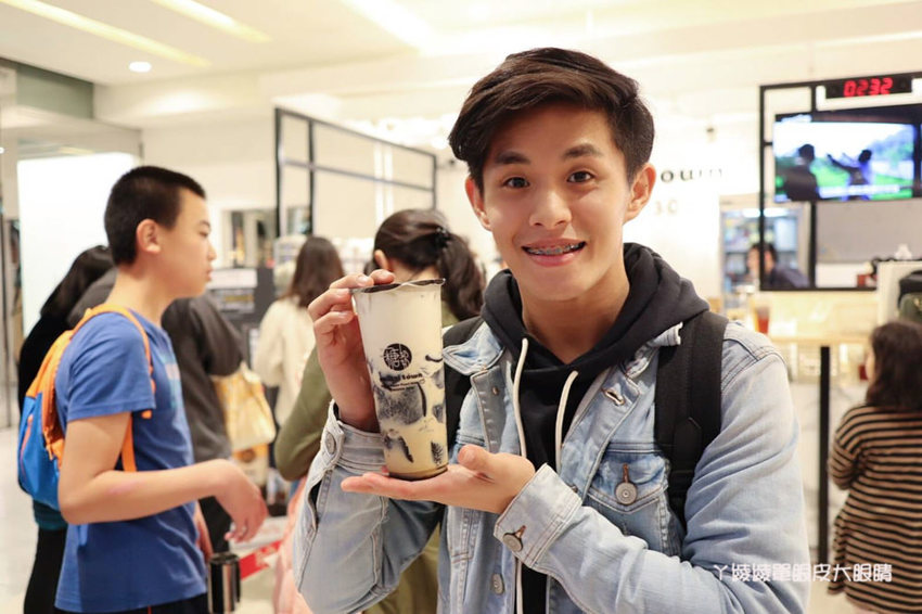 新竹飲料推薦糖奶奶新竹巨城店!傳承三代古法手炒黑糖,新竹在地特色飲品必喝炒黑糖芋圓鮮奶