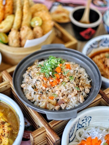 【台中食記】全新夏日菜單推出『小小麥-一中店』台日式風格主餐200有找,雞白湯無限暢飲!