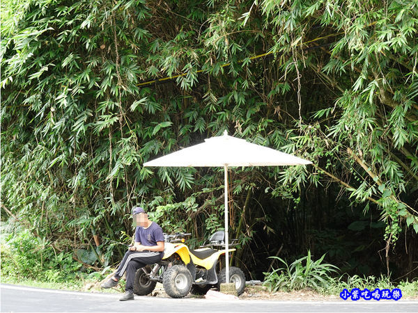 山下管控車輛工作人員-翠墨莊園.jpg 山下管控車輛工作人員-翠墨莊園.jpg