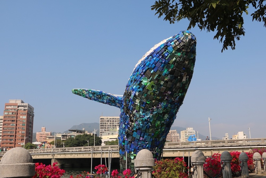 高雄景點。愛河 愛之鯨 裝置藝術 15米高鯨魚在愛河 x 高雄另類賞燈景點