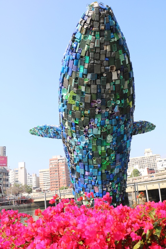 高雄景點。愛河 愛之鯨 裝置藝術 15米高鯨魚在愛河 x 高雄另類賞燈景點