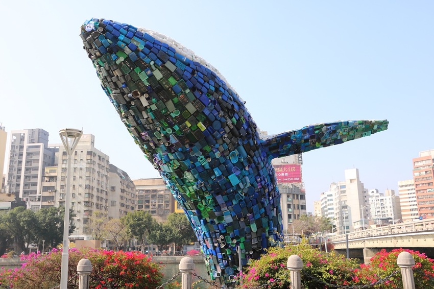 高雄景點。愛河 愛之鯨 裝置藝術 15米高鯨魚在愛河 x 高雄另類賞燈景點