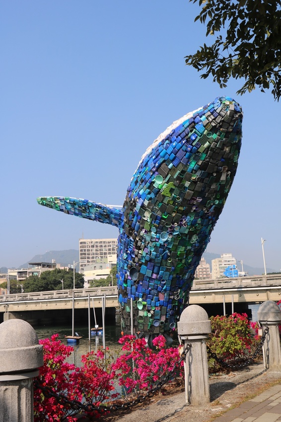 高雄景點。愛河 愛之鯨 裝置藝術 15米高鯨魚在愛河 x 高雄另類賞燈景點