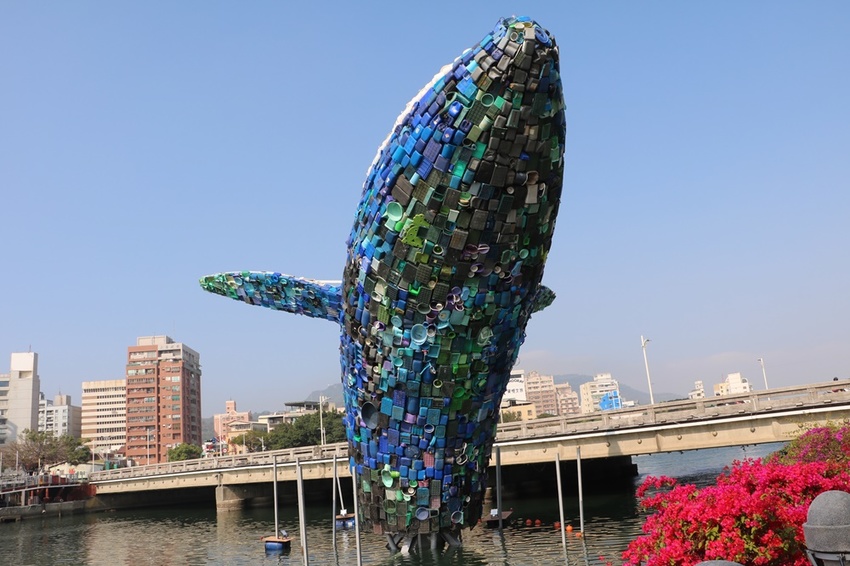 高雄景點。愛河 愛之鯨 裝置藝術 15米高鯨魚在愛河 x 高雄另類賞燈景點