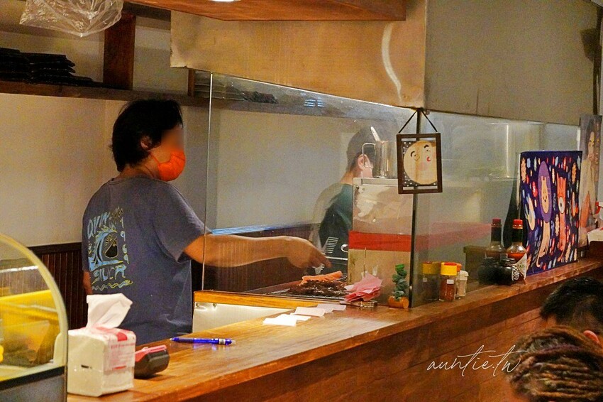 【台中】秘一日牛排飯，軟嫩牛排飯、烤豬排飯，整隻螃蟹味噌湯，台中牛排推薦