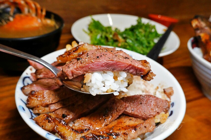 【台中】秘一日牛排飯，軟嫩牛排飯、烤豬排飯，整隻螃蟹味噌湯，台中牛排推薦