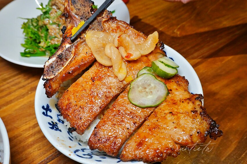【台中】秘一日牛排飯，軟嫩牛排飯、烤豬排飯，整隻螃蟹味噌湯，台中牛排推薦