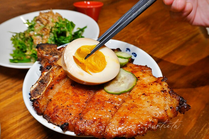 【台中】秘一日牛排飯，軟嫩牛排飯、烤豬排飯，整隻螃蟹味噌湯，台中牛排推薦