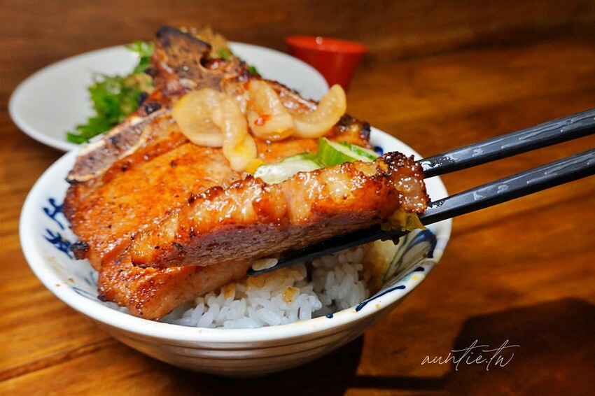 【台中】秘一日牛排飯，軟嫩牛排飯、烤豬排飯，整隻螃蟹味噌湯，台中牛排推薦