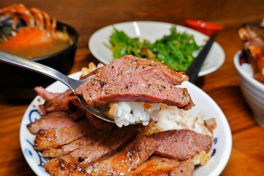 【台中】秘一日牛排飯，軟嫩牛排飯、烤豬排飯，整隻螃蟹味噌湯，台中牛排推薦