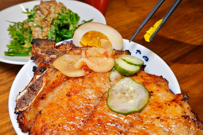 【台中】秘一日牛排飯，軟嫩牛排飯、烤豬排飯，整隻螃蟹味噌湯，台中牛排推薦