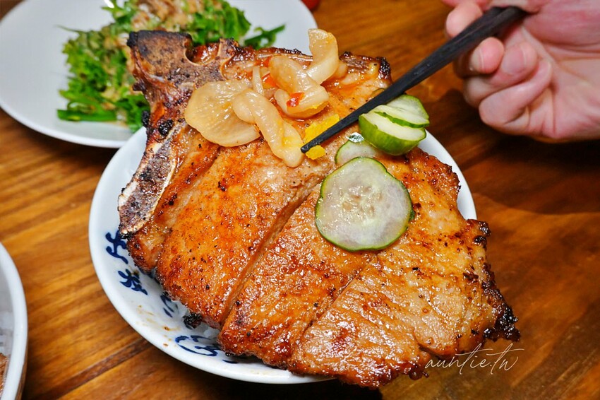 【台中】秘一日牛排飯，軟嫩牛排飯、烤豬排飯，整隻螃蟹味噌湯，台中牛排推薦