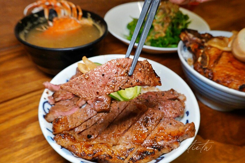 【台中】秘一日牛排飯，軟嫩牛排飯、烤豬排飯，整隻螃蟹味噌湯，台中牛排推薦